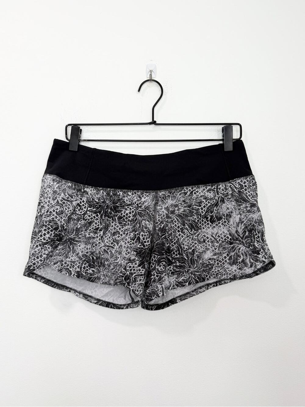 Lululemon Run Times Short II 4” Inseam Black White Floral Size 6